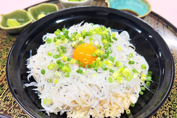 霞ヶ浦　朝採れ　　生白魚丼